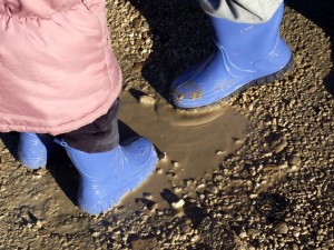 https://pixabay.com/en/puddle-boots-child-mud-114348/
