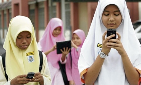 The Malaysian Ministry of Education announced in 2012 that it will enable students to bring handphones to schools under strict guidelines Image: © NewStraightsTimes, 2012