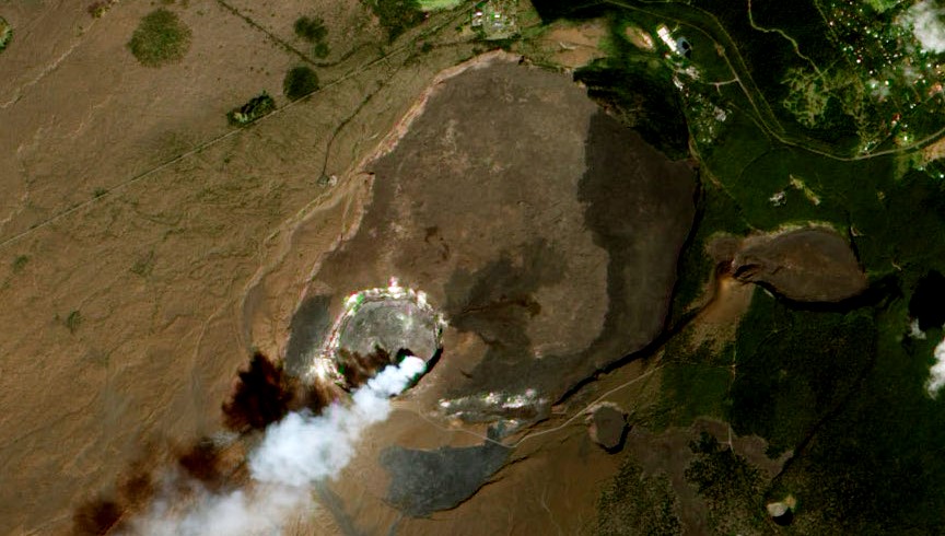 Vista aérea de la caldera de Kilauea. La caldera tiene unos 4 km de diámetro y hasta 120 m de profundidad. Encierra un cráter más pequeño y profundo conocido como Halema'uma'u.