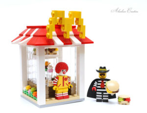 Build little cafe for Hamburglar & Ronald McDonald (Custom LEGO Minifigures)
