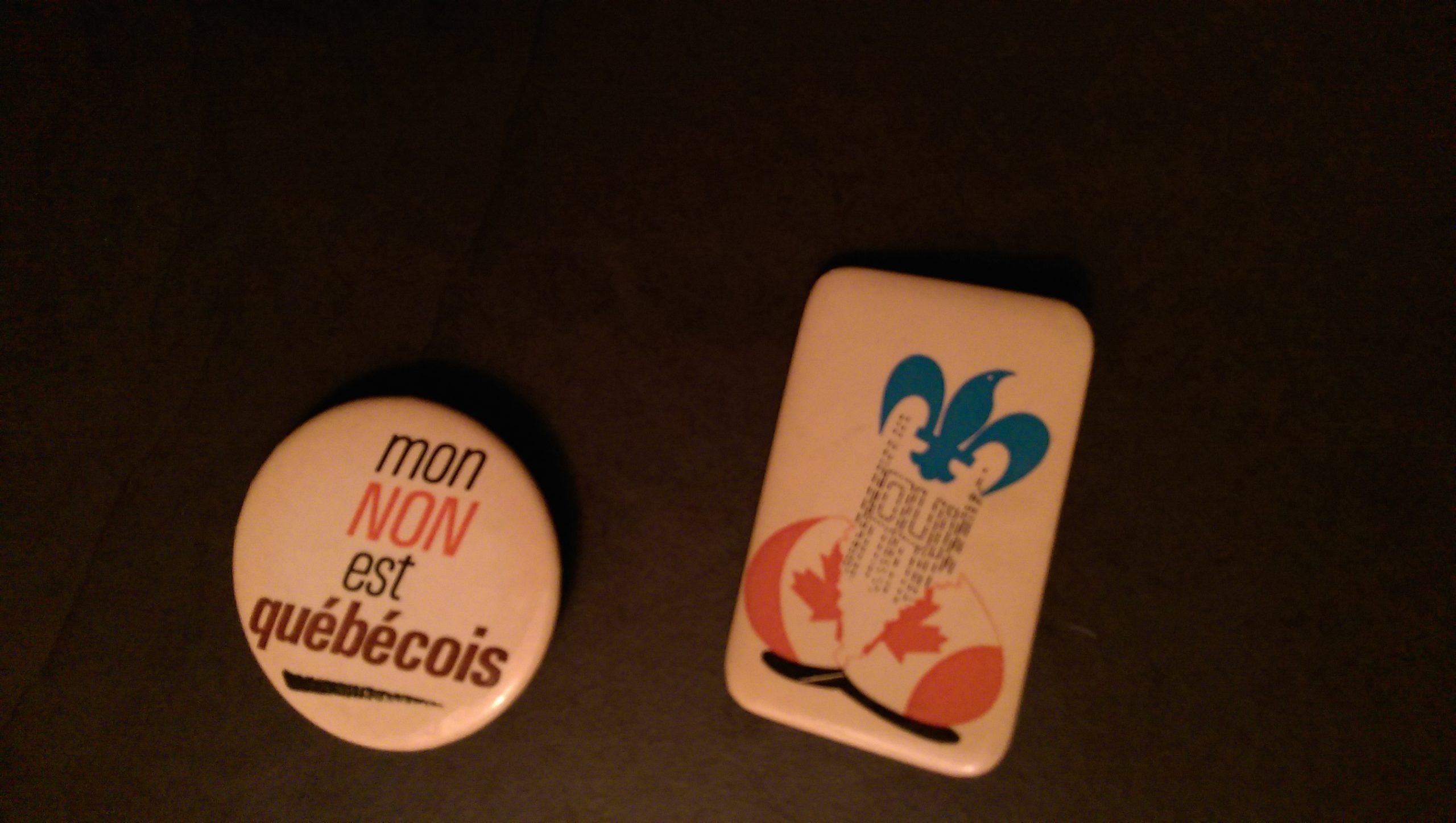 Two badges from the 1995 Quebec independence referendum. Long description available.